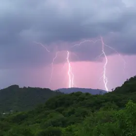 Pinhais deve ter trovões e raios