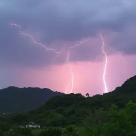 Pinhais deve ter um dia com trovões e raios