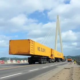 transporte de vigas gigantes