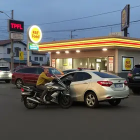 carro invade lanchonete