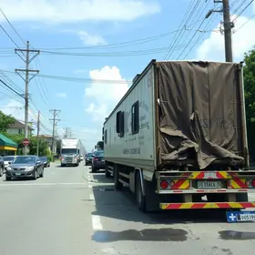 caminhão derruba poste em Pinhais